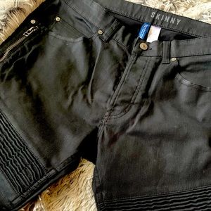 CLEAN DIVIDED SKINNY JEANS!